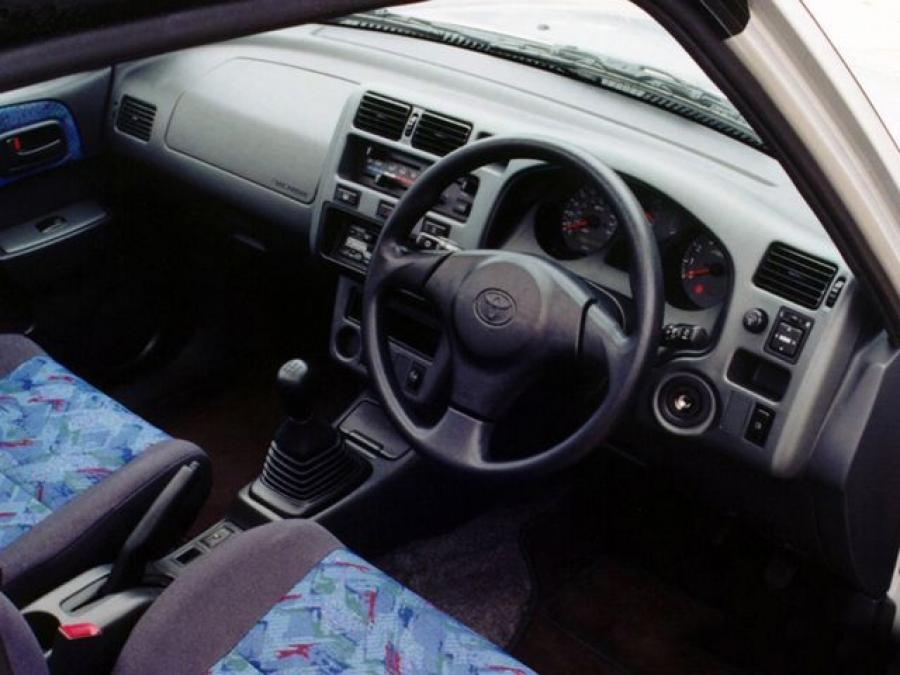  Toyota RAV4 3-Door 1998 года  (UK) (фото 4 из 6)
